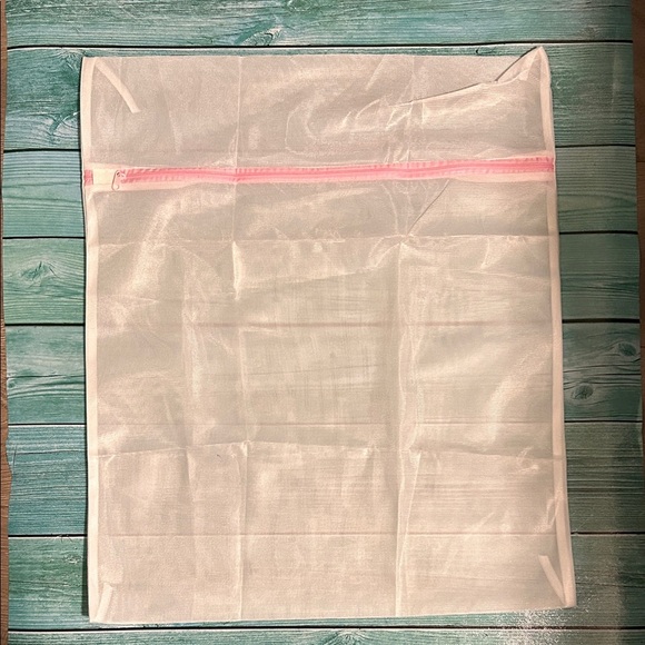 White Mesh Laundry Bag with Pink Zipper - Picture 2 of 2